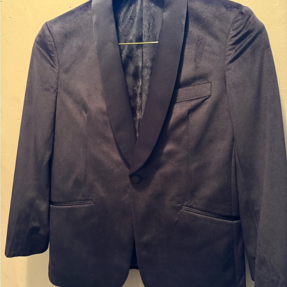 Black Velvet Sport Coat with Notched Lapels and Structured Shoulders